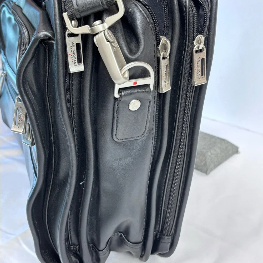 U.S. Luggage New York Black Messenger / Laptop Bag with Sleek Design Very Cool!